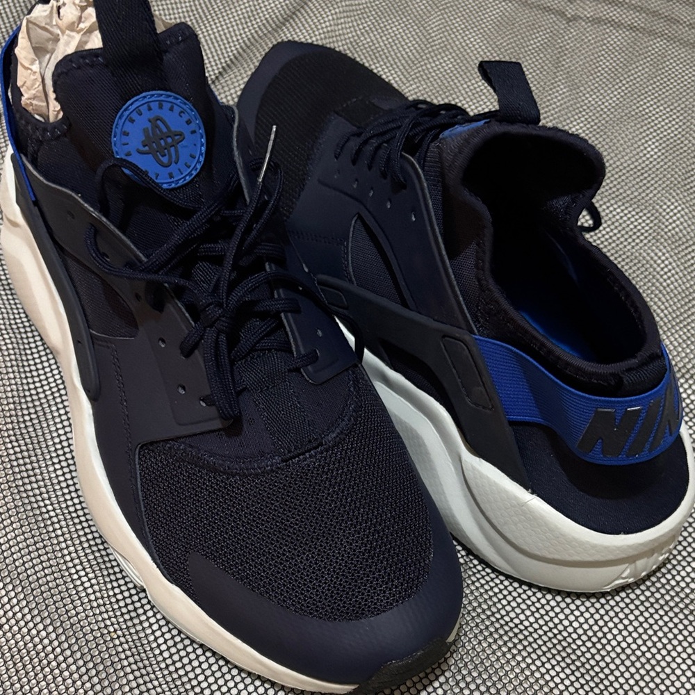 Nike AIR HUARACHE Men's Dark Blue and Black Sneakers (NEW)
